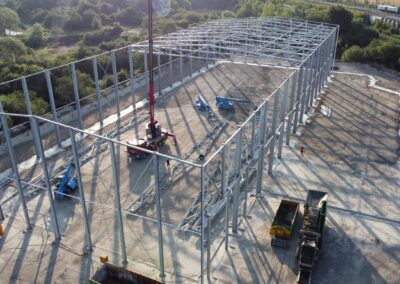 Luftbildaufnahme der Baustelle der zwei Stahlhallen für eine Bodenentsorgungsanlage in Lehrte