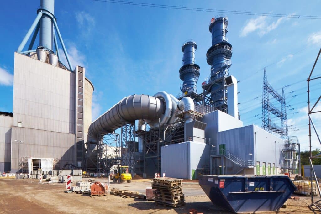 Moderne Industrieanlage mit Turbinen