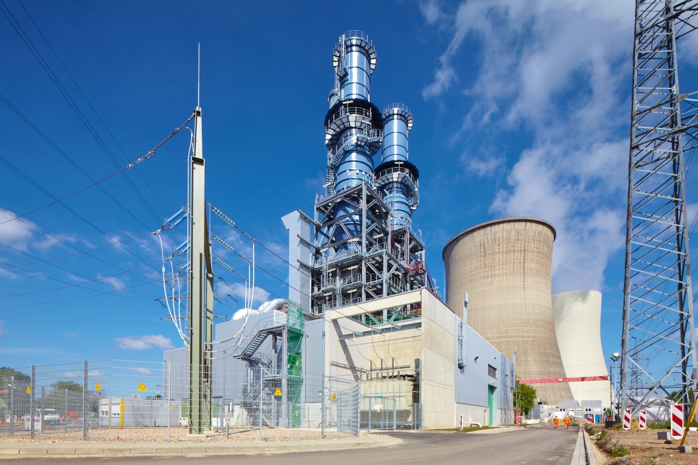 Industrieanlage mit Kühltürmen und Stromleitungen