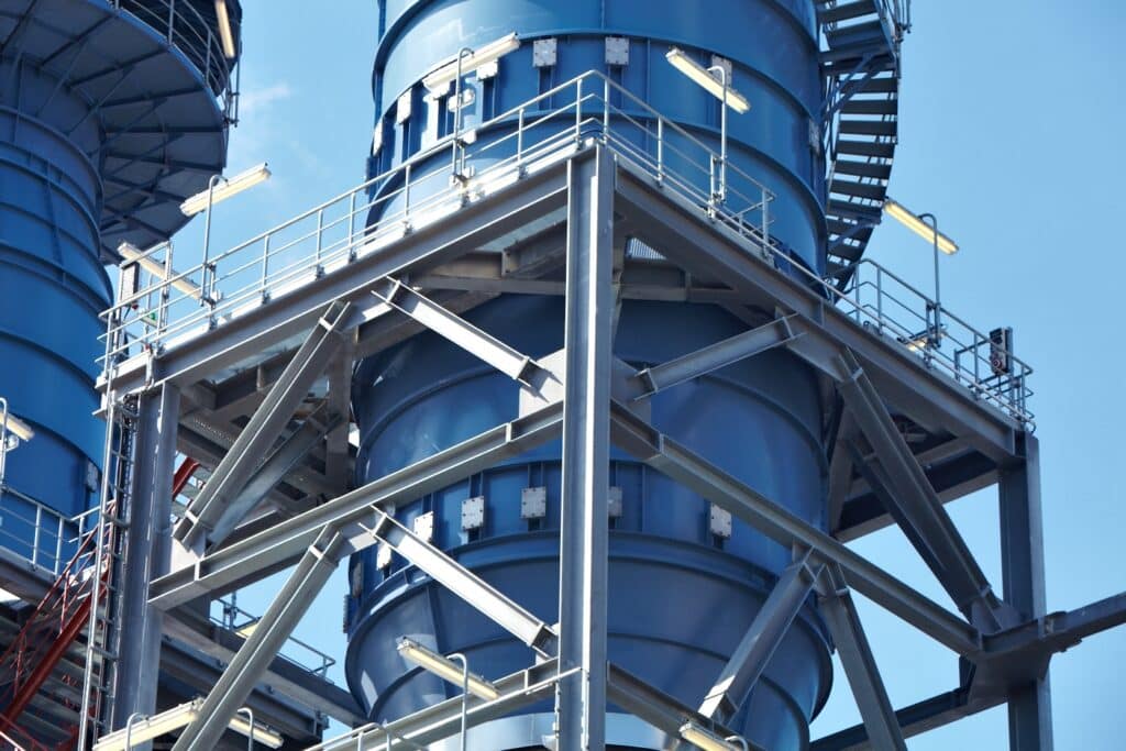 Industrielle Anlagen mit blauen Silos