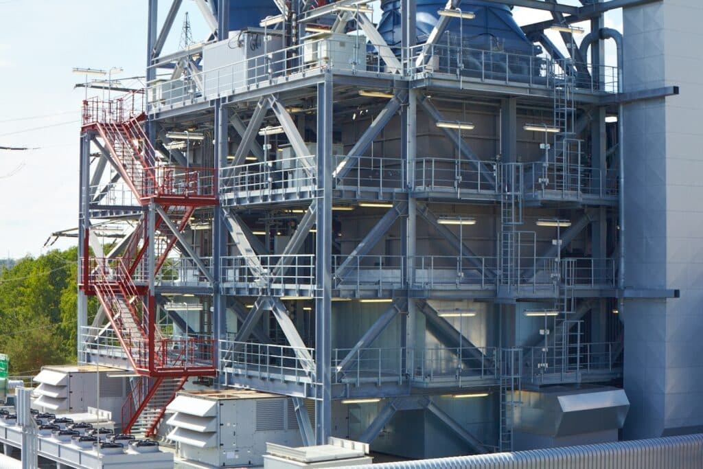 Industrielle Anlage mit Treppe