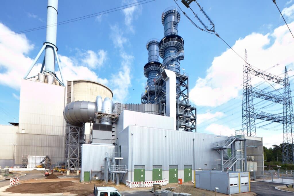 Moderne Kraftwerksanlage mit Kühlturm