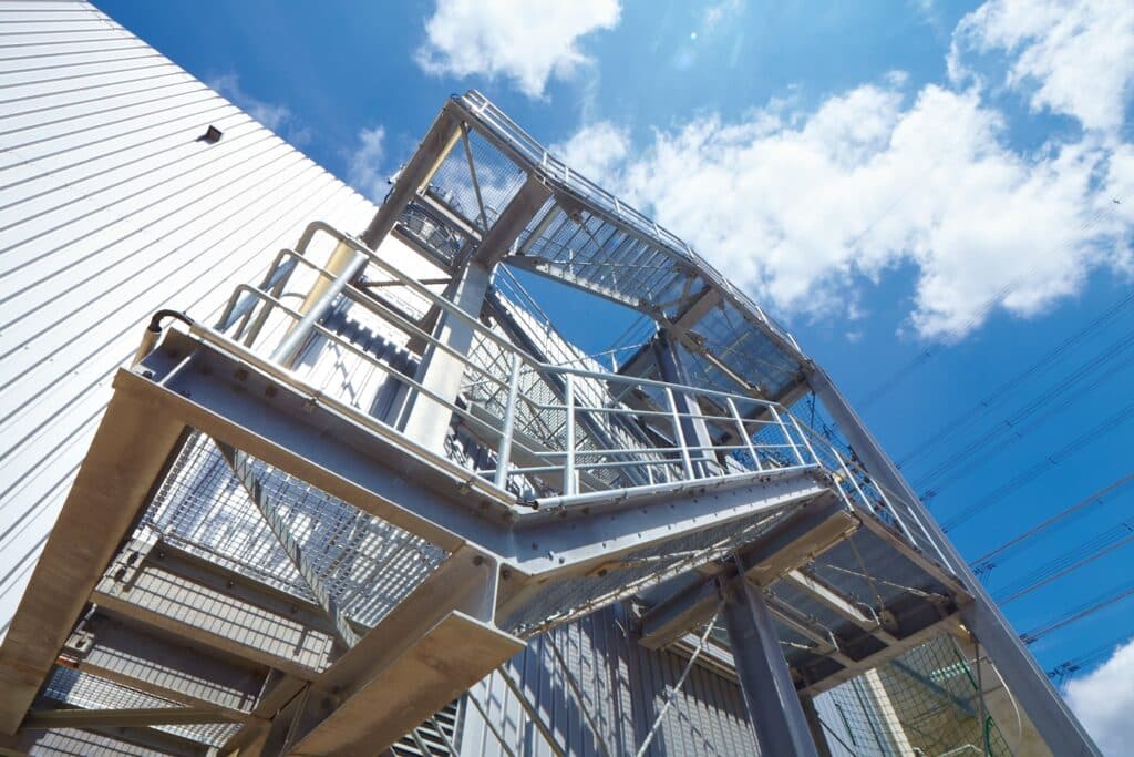 Metalltreppe an Industriegebäude