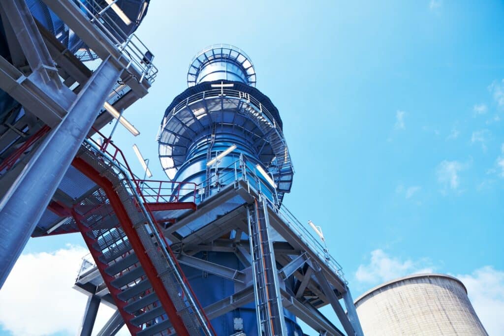 Industriekamin mit Treppe im Fokus
