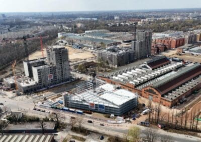 Luftaufnahme der DNG-Baustelle mit langen Hallengebäuden und Wohnblocks im Bau, Zwischenstand
