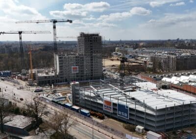 Drohnenaufnahme der DNG-Baustelle mit Kränen unter blauem Himmel, Zwischenstand