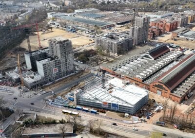 Drohnenaufnahme der DNG-Baustelle mit Baukränen und Gebäuden im Rohbau, Zwischenstand